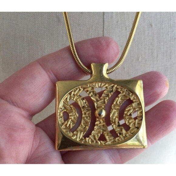 Vintage 1980s Gold Tone Pendant Necklace - Picture 5 of 5